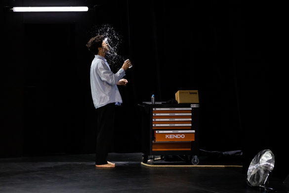 Spectacle de cirque et de magie "Préparation pour un miracle" de Marc Oosterhoff - Compagnie Moost, programmé au Théâtre de Suresnes Jean Vilar pour la saison 25-26.