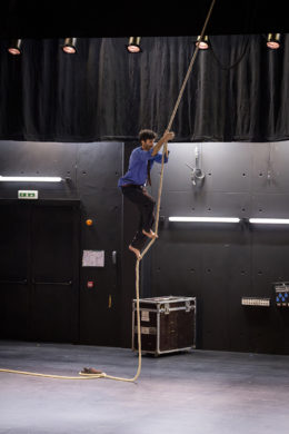 Spectacle de cirque et de magie "Préparation pour un miracle" de Marc Oosterhoff - Compagnie Moost, programmé au Théâtre de Suresnes Jean Vilar pour la saison 25-26.