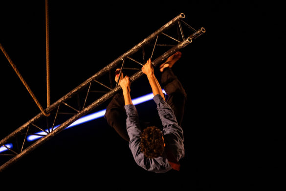 Spectacle de cirque et de magie "Préparation pour un miracle" de Marc Oosterhoff - Compagnie Moost, programmé au Théâtre de Suresnes Jean Vilar pour la saison 25-26.