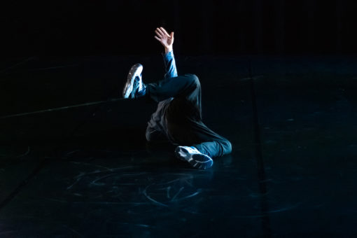 Triptyque "Plier / Déplier / Peuplier" de Virgile Dagneaux - Compagnie Virgule, présenté au Théâtre de Suresnes Jean Vilar dans le cadre du festival Suresnes Cités Danse 2026.