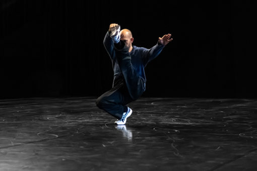 Triptyque "Plier / Déplier / Peuplier" de Virgile Dagneaux - Compagnie Virgule, présenté au Théâtre de Suresnes Jean Vilar dans le cadre du festival Suresnes Cités Danse 2026.
