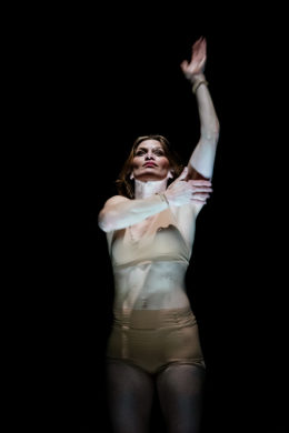 Spectacle "Aequilibrium" de Camille Dewaele -compagnie La Vive Allure, présenté au Théâtre de Suresnes Jean Vilar dans le cadre de Suresnes Cités Danse 2026.