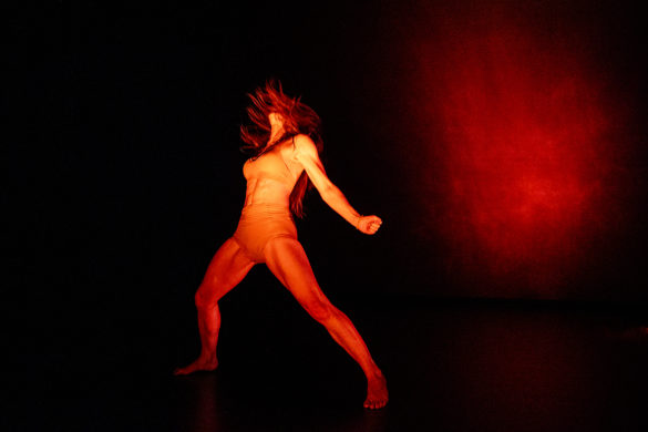 Spectacle "Aequilibrium" de Camille Dewaele -compagnie La Vive Allure, présenté au Théâtre de Suresnes Jean Vilar dans le cadre de Suresnes Cités Danse 2026.