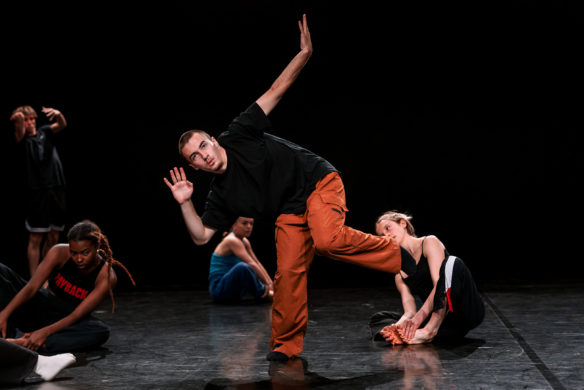 Spectacle "Nous n'arrivons pas les mains vides" de Balkis Moutashar - Compagnie Balkis Moutashar présenté au Théâtre de Suresnes Jean Vilar dans le cadre de Suresnes Cités Danse 2026.