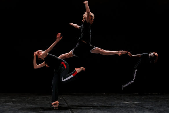 Spectacle "Nous n'arrivons pas les mains vides" de Balkis Moutashar - Compagnie Balkis Moutashar présenté au Théâtre de Suresnes Jean Vilar dans le cadre de Suresnes Cités Danse 2026.