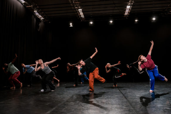 Spectacle "Nous n'arrivons pas les mains vides" de Balkis Moutashar - Compagnie Balkis Moutashar présenté au Théâtre de Suresnes Jean Vilar dans le cadre de Suresnes Cités Danse 2026.