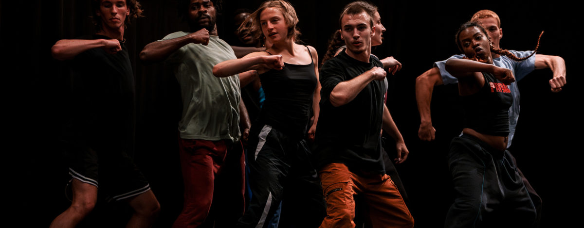 Spectacle "Nous n'arrivons pas les mains vides" de Balkis Moutashar - Compagnie Balkis Moutashar présenté au Théâtre de Suresnes Jean Vilar dans le cadre de Suresnes Cités Danse 2026.