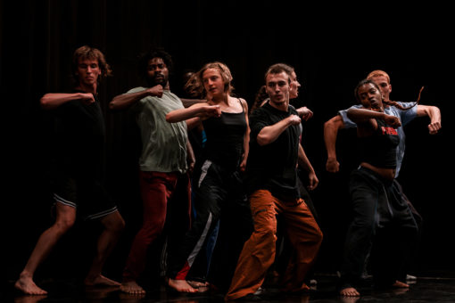 Spectacle "Nous n'arrivons pas les mains vides" de Balkis Moutashar - Compagnie Balkis Moutashar présenté au Théâtre de Suresnes Jean Vilar dans le cadre de Suresnes Cités Danse 2026.