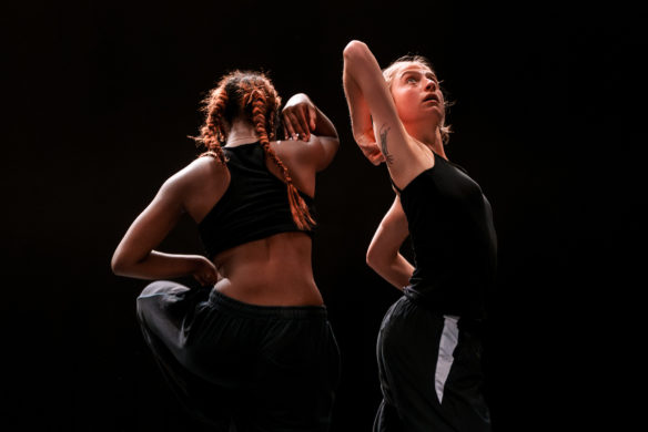 Spectacle "Nous n'arrivons pas les mains vides" de Balkis Moutashar - Compagnie Balkis Moutashar présenté au Théâtre de Suresnes Jean Vilar dans le cadre de Suresnes Cités Danse 2026.