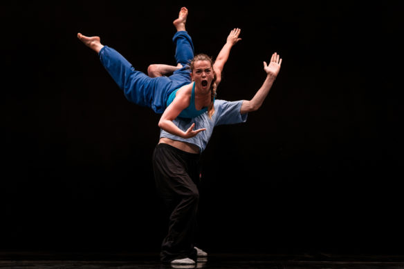 Spectacle "Nous n'arrivons pas les mains vides" de Balkis Moutashar - Compagnie Balkis Moutashar présenté au Théâtre de Suresnes Jean Vilar dans le cadre de Suresnes Cités Danse 2026.