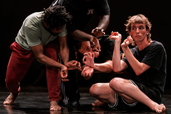Spectacle "Nous n'arrivons pas les mains vides" de Balkis Moutashar - Compagnie Balkis Moutashar présenté au Théâtre de Suresnes Jean Vilar dans le cadre de Suresnes Cités Danse 2026.