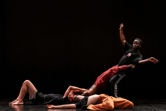 Spectacle "Nous n'arrivons pas les mains vides" de Balkis Moutashar - Compagnie Balkis Moutashar présenté au Théâtre de Suresnes Jean Vilar dans le cadre de Suresnes Cités Danse 2026.