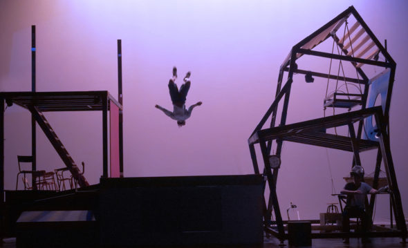 Spectacle jeune public "Icare" de Guillaume Barbot -Compagnie Coup de Poker, présenté au Théâtre de Suresnes Jean Vilar pour la saison 25-26.