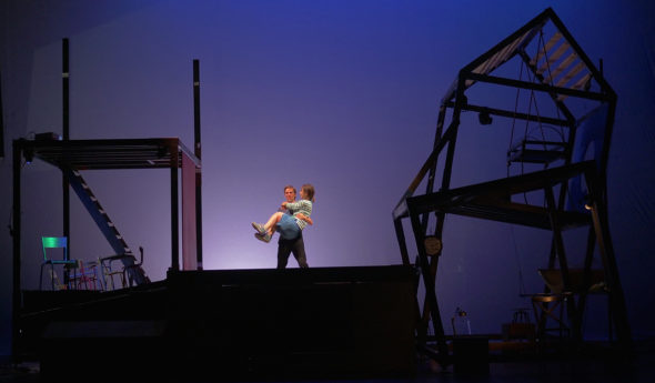 Spectacle jeune public "Icare" de Guillaume Barbot -Compagnie Coup de Poker, présenté au Théâtre de Suresnes Jean Vilar pour la saison 25-26.