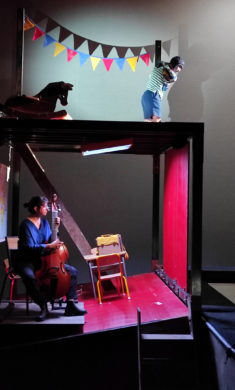 Spectacle jeune public "Icare" de Guillaume Barbot -Compagnie Coup de Poker, présenté au Théâtre de Suresnes Jean Vilar pour la saison 25-26.