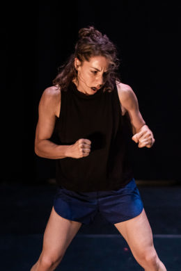 Spectacle "Toujours de 3/4 face !" de Loraine Dambermont, présenté au Théâtre de Suresnes Jean Vilar dans le cadre du festival Suresnes Cités Danse 2026.