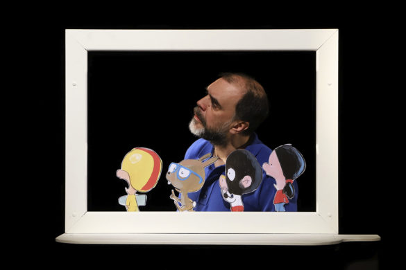 Spectacle pour jeune public "Les Quiquoi et le chien moche dont personne ne veut" mis en scène par Cécile Givernet et Vincent Munsch, adapté de l’album jeunesse éponyme de Laurent Rivelaygue et Olivier Tallec. Spectacle programmé au Théâtre de Suresnes Jean Vilar pour la saison 25-26.