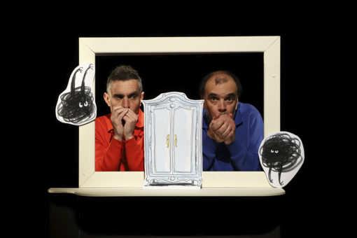 Spectacle pour jeune public "Les Quiquoi et le chien moche dont personne ne veut" mis en scène par Cécile Givernet et Vincent Munsch, adapté de l’album jeunesse éponyme de Laurent Rivelaygue et Olivier Tallec. Spectacle programmé au Théâtre de Suresnes Jean Vilar pour la saison 25-26.