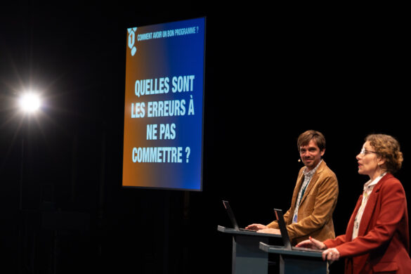 Un homme, devant un écran