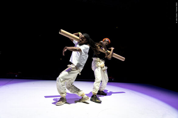 2 Danseurs qui sont dos à dos et de profil, en plein mouvement.