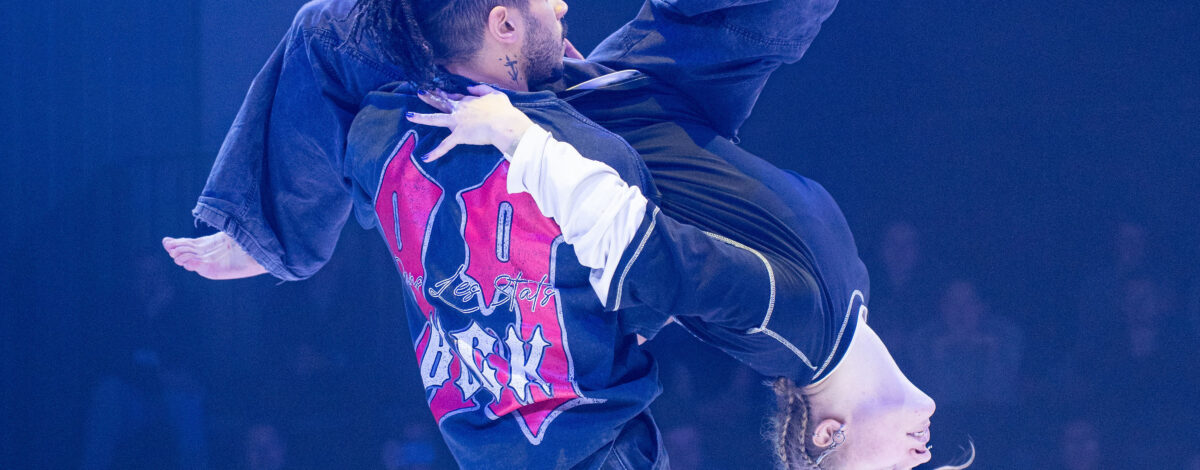 2 danseurs qui font un porté acrobatique impressionnant.