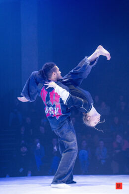 2 danseurs qui font un porté acrobatique impressionnant.