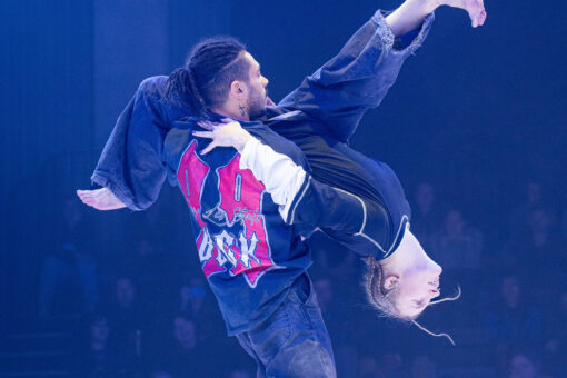 2 danseurs qui font un porté acrobatique impressionnant.