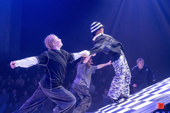 2 danseurs qui se tiennent