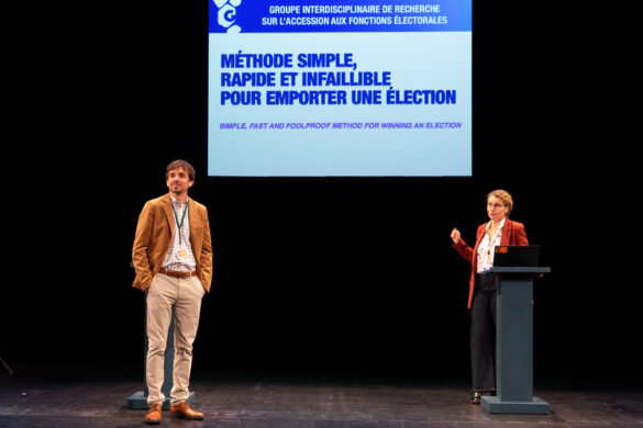 Un homme et une femme, devant un écran.