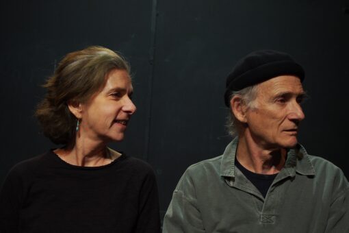 L'homme âgé et la femme sont de trois quarts face, presque de profil. Lui semble pensif, concentré, elle esquisse un sourire. Ils regardent vers la droite, dans la même direction.