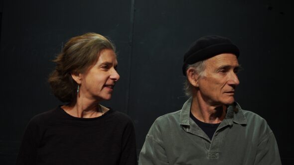L'homme âgé et la femme sont de trois quarts face, presque de profil. Lui semble pensif, concentré, elle esquisse un sourire. Ils regardent vers la droite, dans la même direction.
