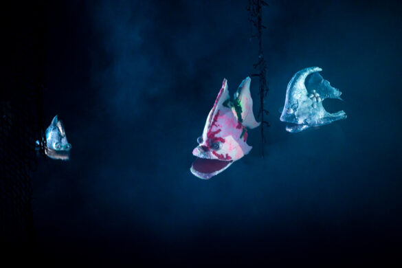 2 poissons en marionnettes, suspendus